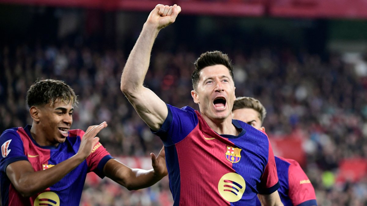 Barcelona&#039;s Robert Lewandowski celebrates with his teammates after scoring the opening goal during the La Liga match against Sevilla at Ramon Sanchez Pizjuan Stadium, Seville, Spain, Feb. 9, 2025. (AFP Photo)