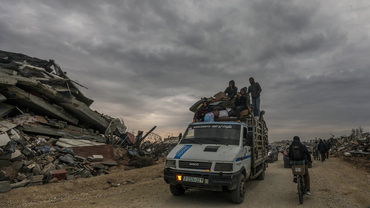 Palestinians travel from the southern Gaza Strip toward the north following the withdrawal of Israeli troops from the Netzarim Corridor, Gaza, Palestine, Feb. 9, 2025. (EPA Photo)