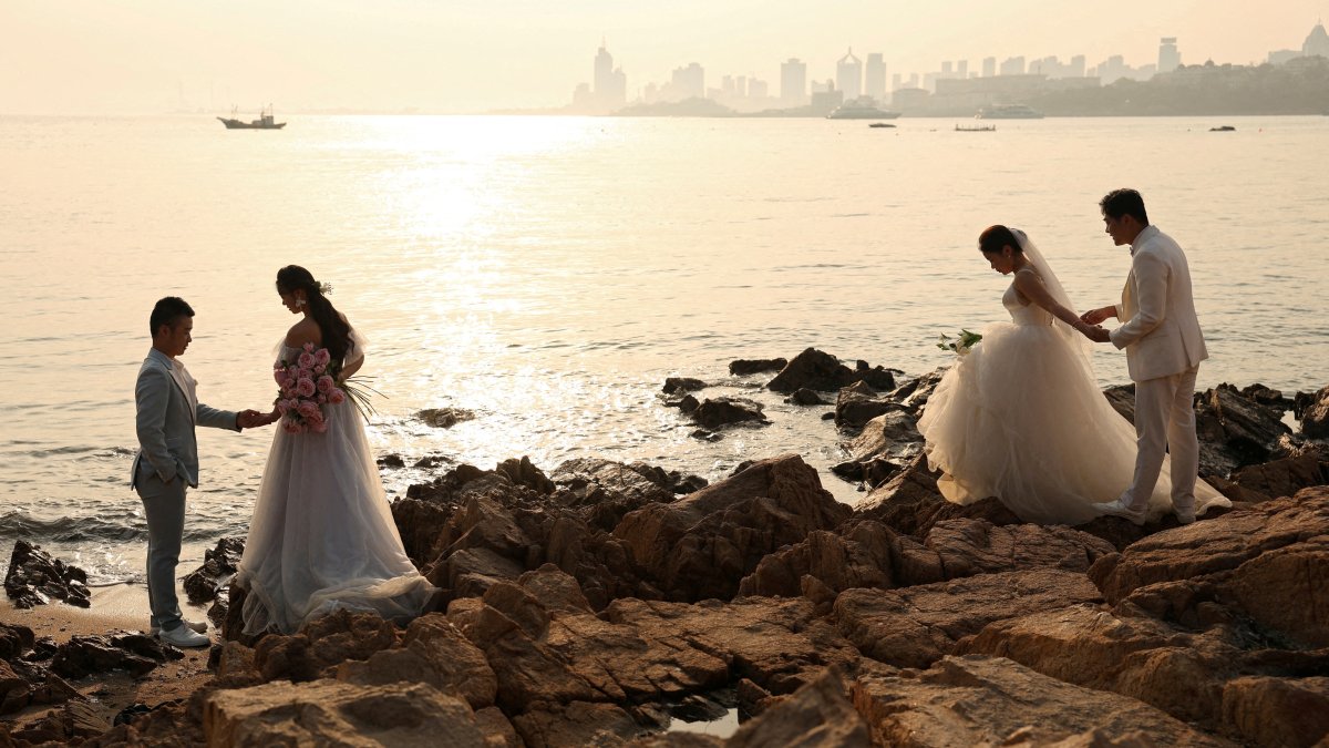Couples take part in their pre-wedding photoshoots by the sea in Qingdao, Shandong province, China, April 21, 2024. (Reuters Photo)