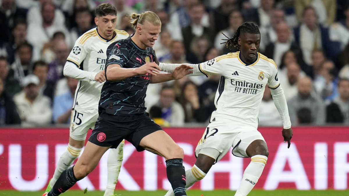 Manchester City&#039;s Erling Haaland (C) fights for the ball with Real Madrid&#039;s Eduardo Camavinga at the Champions League quarterfinals first leg match, Madrid, Spain, April 9, 2024. (AP Photo)