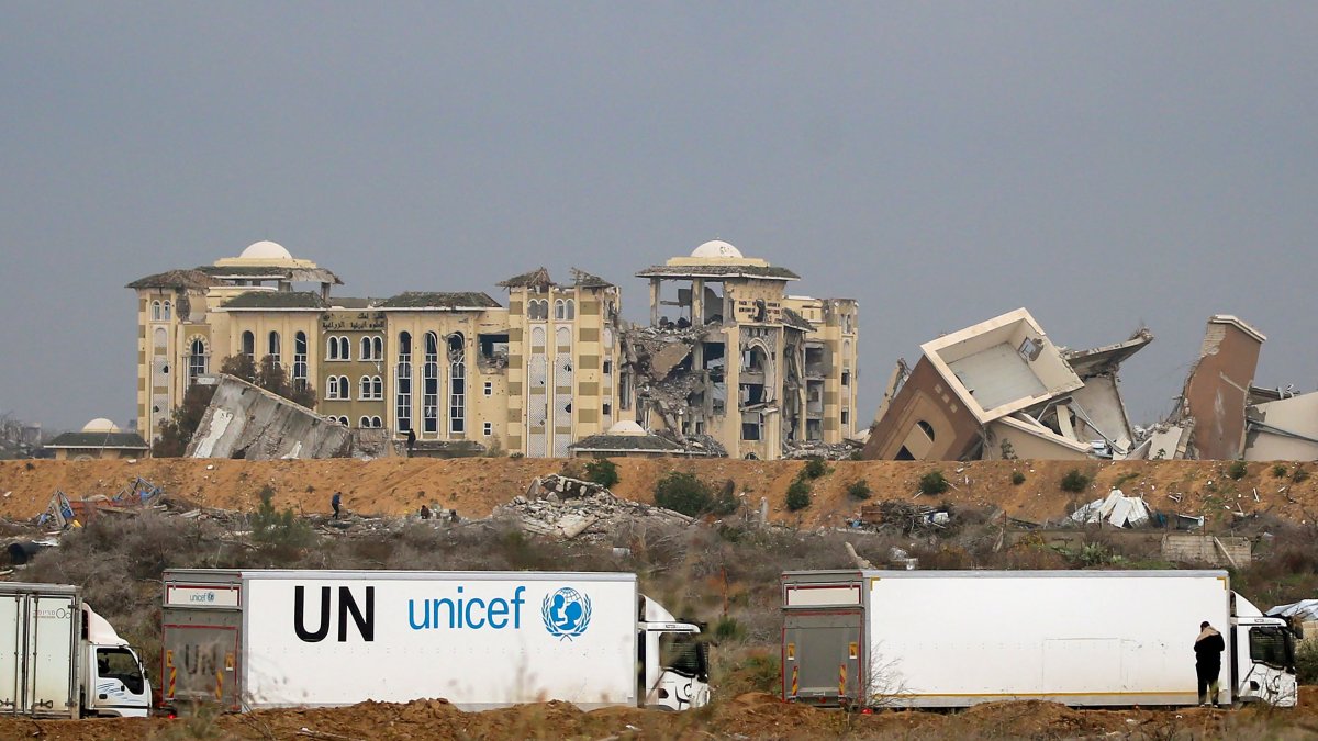 U.N. vehicles wait to cross a checkpoint manned by Egyptian and U.S. security on Salah al-Din road in al-Mughraqa in the central Gaza Strip, Feb. 10, 2025. (AFP Photo)