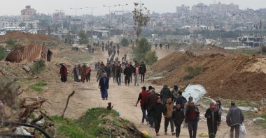 Displaced Palestinian people cross the "Netzarim corridor" as they make their way to the northern parts of the Gaza Strip, Palestine, Feb. 9, 2025. (AFP Photo)