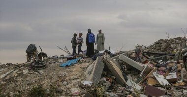 A Palestinian family looks on as they travel from the southern Gaza Strip toward the north following the withdrawal of Israeli troops from the Netzarim Corridor, central Gaza Strip, Palestine, Feb. 9, 2025. (EPA Photo)