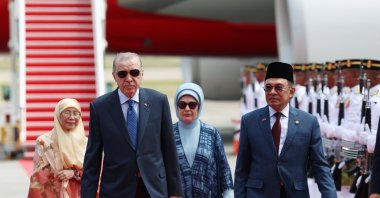 Malaysian Prime Minister Anwar Ibrahim (R) welcomes President Recep Tayyip Erdoğan at the airport, Kuala Lumpur, Malaysia, Feb. 10, 2025. (AA Photo)