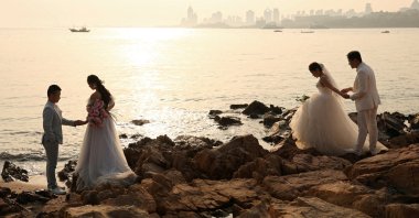 Couples take part in their pre-wedding photoshoots by the sea in Qingdao, Shandong province, China, April 21, 2024. (Reuters Photo)