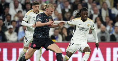 Manchester City's Erling Haaland (C) fights for the ball with Real Madrid's Eduardo Camavinga at the Champions League quarterfinals first leg match, Madrid, Spain, April 9, 2024. (AP Photo)