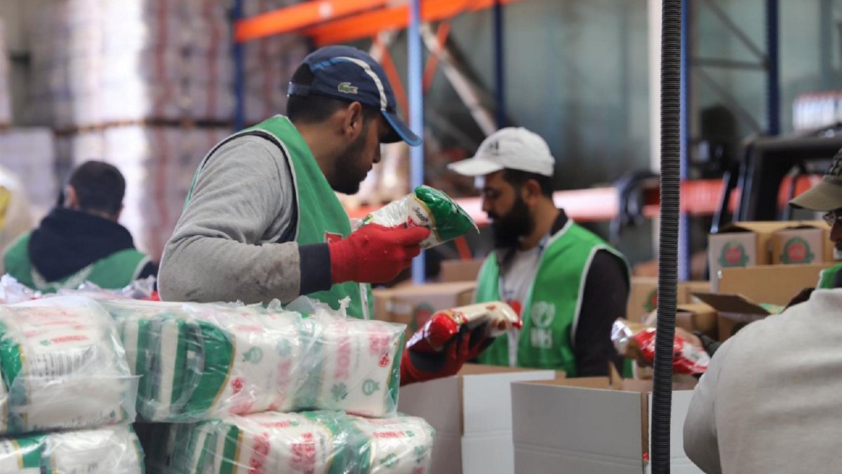 Humanitarian Relief Foundation (IHH) teams prepare food parcels, Istanbul, Türkiye, Feb. 10, 2025. (AA Photo)