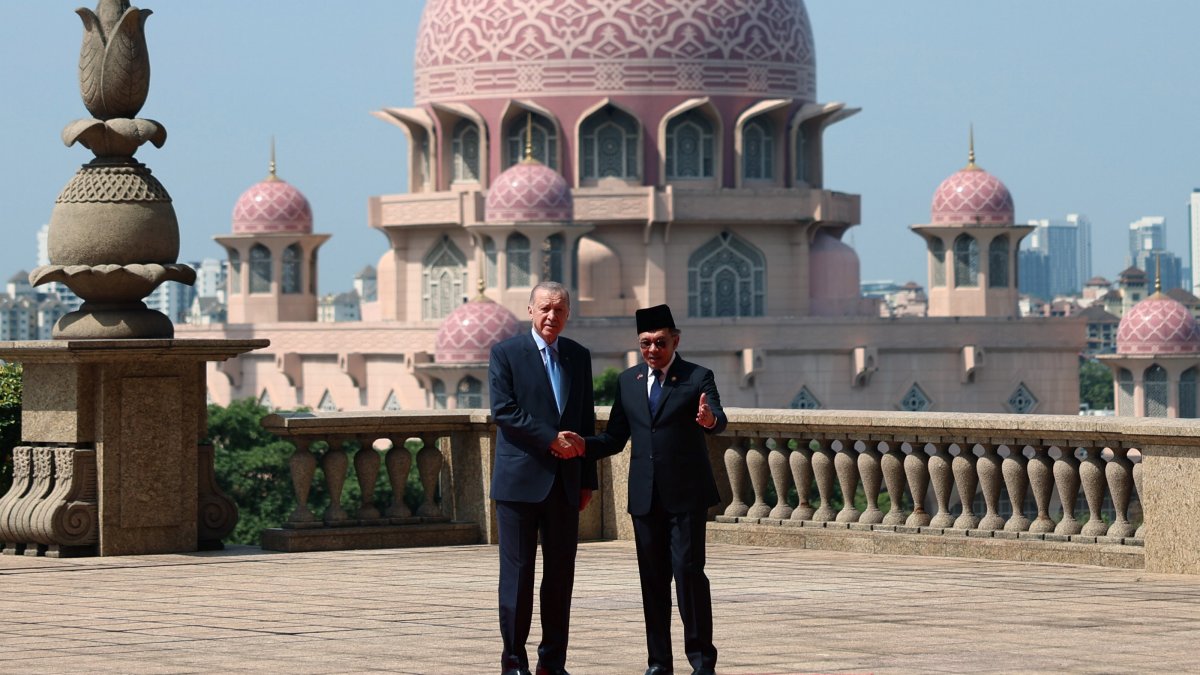 Malaysian Prime Minister Anwar Ibrahim (R) shakes hands with President Recep Tayyip Erdoğan as he welcomes him to Putrajaya, Malaysia, Feb. 11, 2025. (AA Photo)