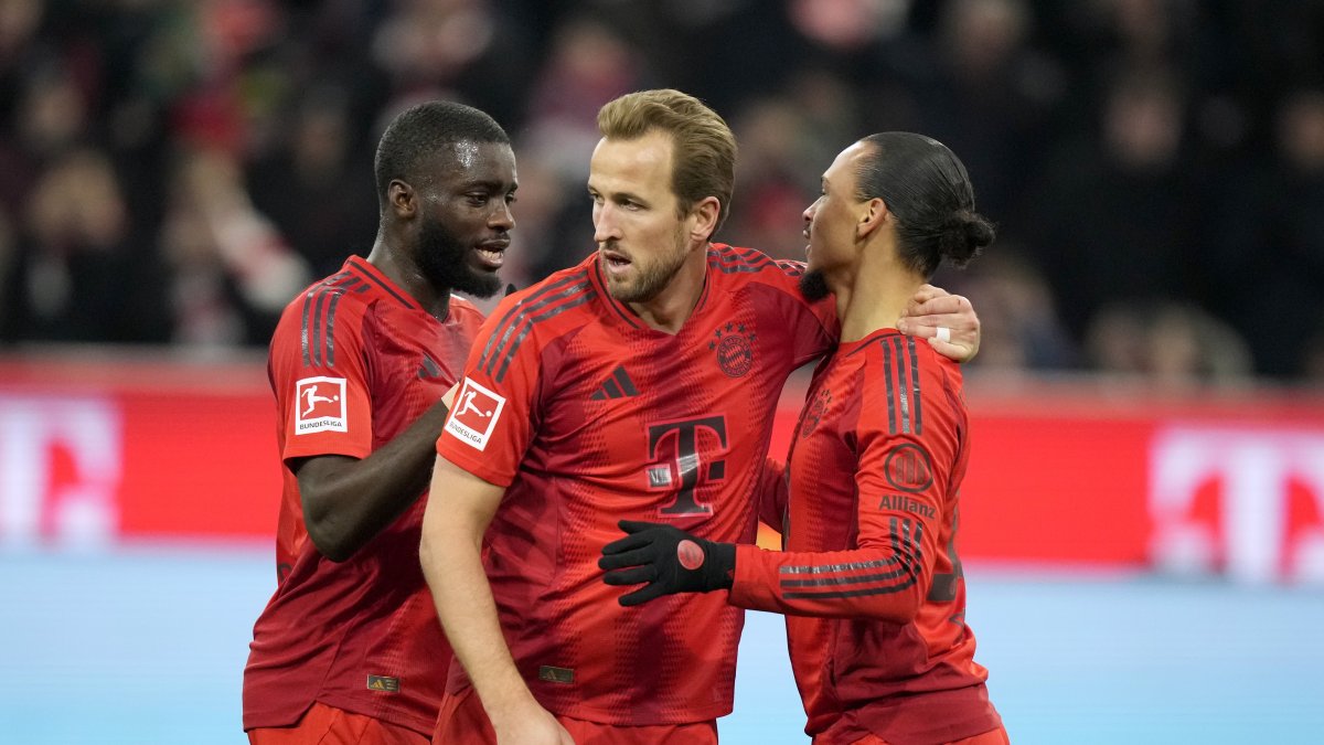 Bayern&#039;s Leroy Sane (R) is congratulated by his teammate Harry Kane after scoring his side&#039;s second goal during the Bundesliga match against Werder Bremen at the Allianz Arena, Munich, Germany, Feb. 7, 2025. (AP Photo)