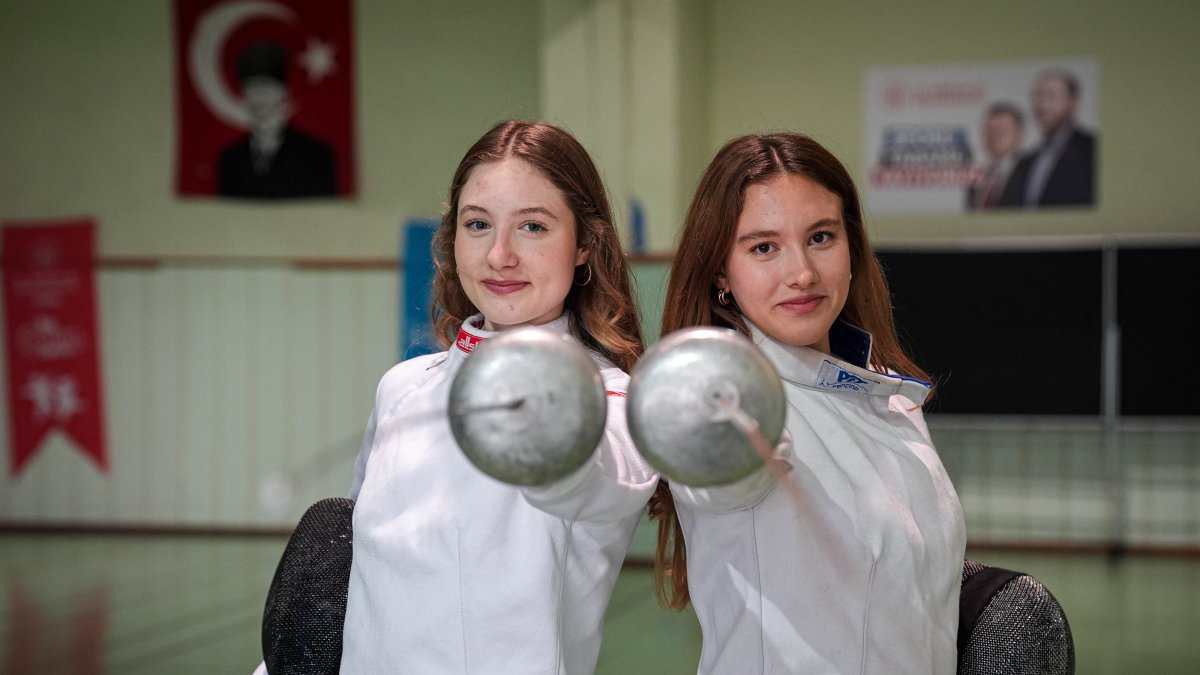 Turkish epee fencers Ceren Cebe (L) and Nilahsen Erten pose for a photo after a training session, İzmir, Türkiye, Feb. 4, 2025. (AA Photo)