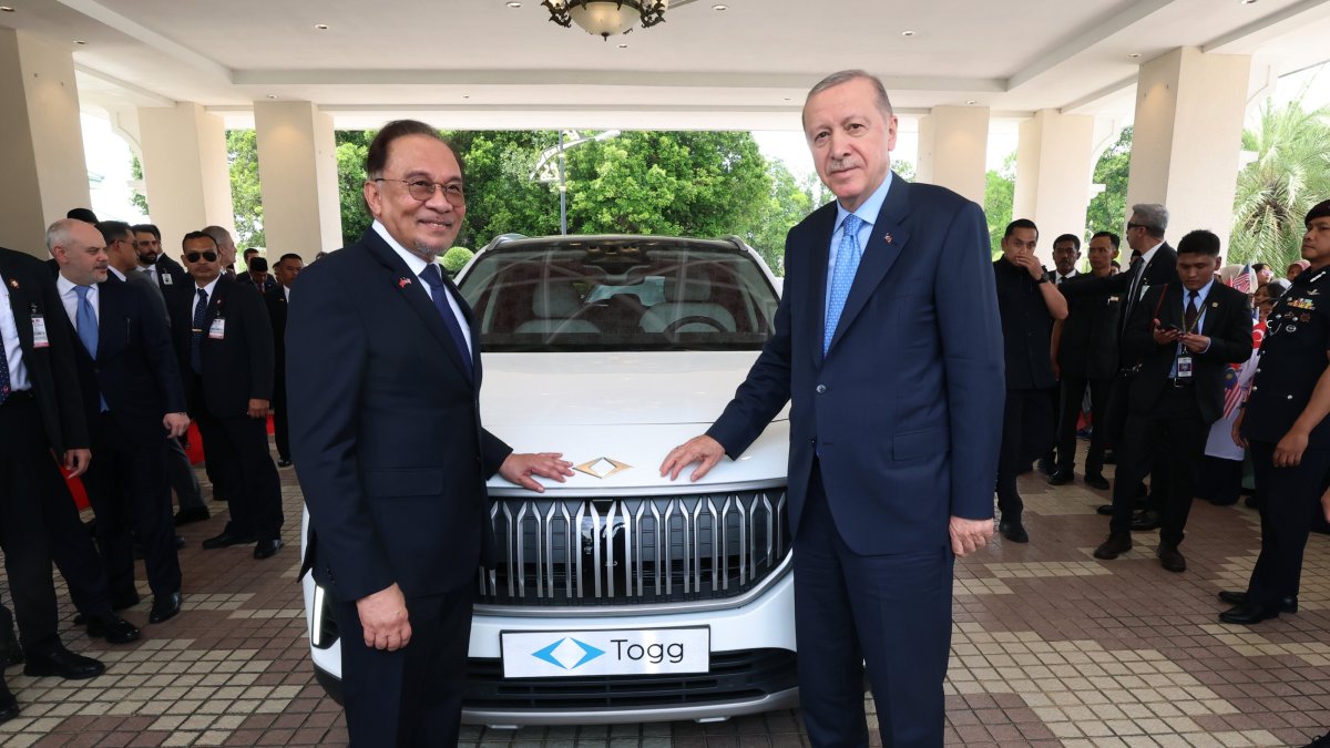 President Recep Tayyip Erdoğan presents a Togg T10X, Türkiye&#039;s domestic electric car, to Malaysian Prime Minister Anwar Ibrahim, Putrajaya, Malaysia, Feb. 11, 2025. (AA Photo)