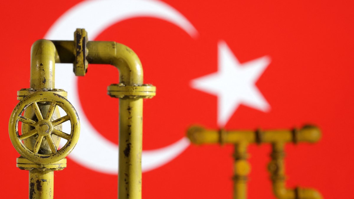 This illustration shows a model of a natural gas pipeline backdropped by Türkiye&#039;s flag, July 18, 2022. (Reuters Photo)