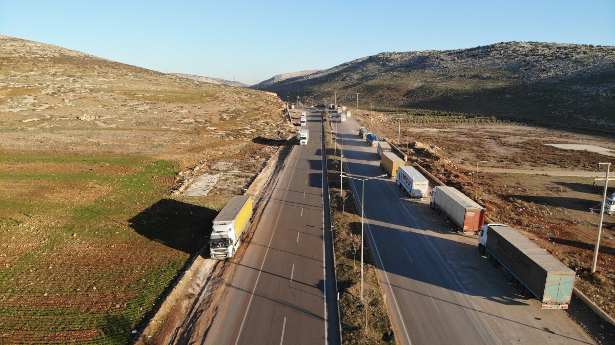 Trucks are seen near the Cilvegözü border crossing with Syria in the Reyhanlı district of the southern province of Hatay, Türkiye, Jan. 20, 2025. (IHA Photo)
