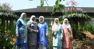 First lady Emine Erdoğan (C), Wan Azizah Wan Ismail (2nd R), Zaliha binti Mustafa (L) and Mayor Maimunah Mohd Sharif (2nd L) tour the Perdana Botanical Garden, Kuala Lumpur, Malaysia, Feb. 11, 2025. (AA Photo)