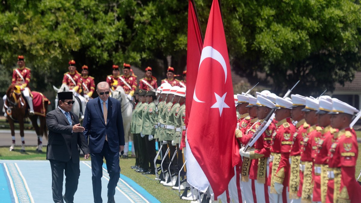 President Recep Tayyip Erdoğan, accompanied by Indonesian President Prabowo Subianto (L), inspects a guard of honor during a welcome ceremony at the Presidential Palace, Bogor, Indonesia, Feb. 12, 2025. (EPA Photo)