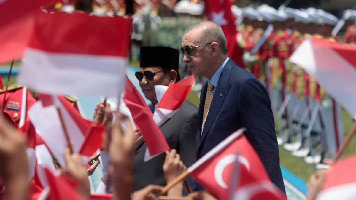 President Recep Tayyip Erdoğan (C), accompanied by Indonesian President Prabowo Subianto (L), inspects honor guards during a welcome ceremony at the Presidential Palace, Bogor, Indonesia, Feb. 12, 2025. (EPA Photo)
