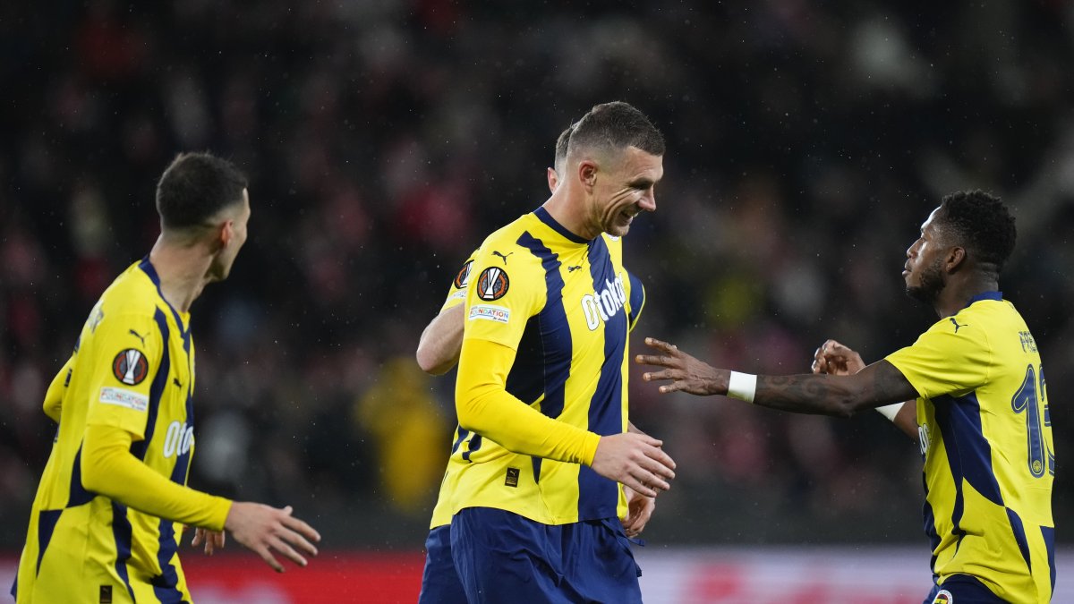 Fenerbahçe Edin Dzeko (C) is congratulated by teammates after scoring during the Europa League opening phase match against Slavia Prague, Prague, Czechia, Nov. 28, 2024. (AP Photo)