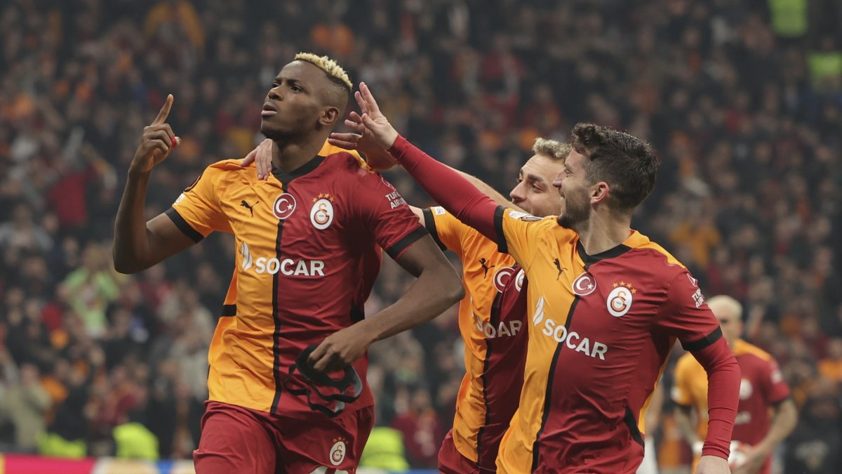 Galatasaray&#039;s Victor Osimhen (L) celebrates with teammates scoring his side&#039;s third goal during the Europa League opening phase match against Dynamo Kyiv at Ali Sami Yen stadium, Istanbul, Türkiye, Jan. 21, 2025. (AP Photo)