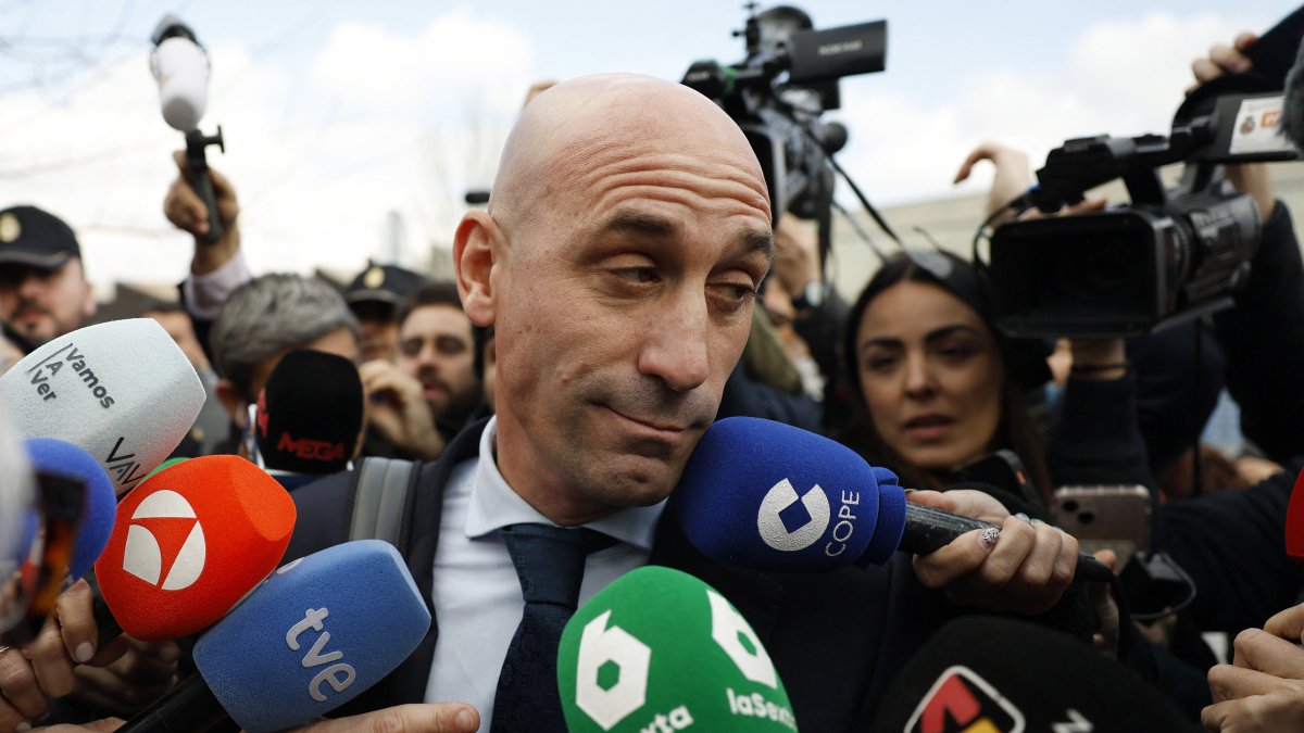 Luis Rubiales interacts with reporters as he leaves the National Court amid the examination during trial for kissing footballer Jenni Hermoso, Madrid, Spain, Feb. 11, 2025. (Reuters Photo)