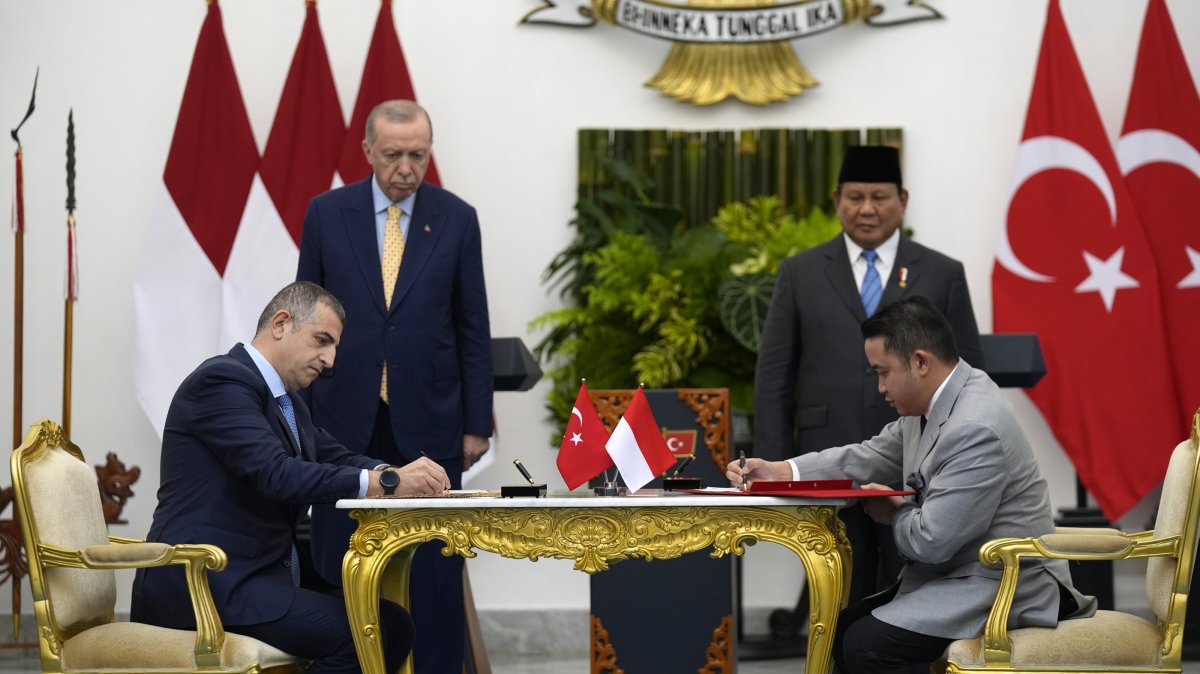 President Recep Tayyip Erdoğan and Indonesia&#039;s President Prabowo Subianto (2nd R) look on as Baykar CEO Haluk Bayraktar (L) and Republikorp founder Norman Joesoef (R) sign an agreement at the Presidential Palace, Bogor, West Java, Indonesia, Feb. 12, 2025. (AA Photo)