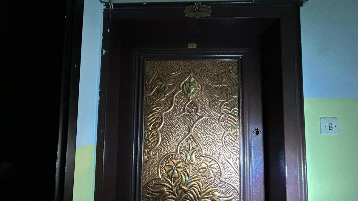 Entrance to the home where the remains of an elderly woman were found, Izmir, Türkiye, Feb. 12, 2025. (IHA Photo)