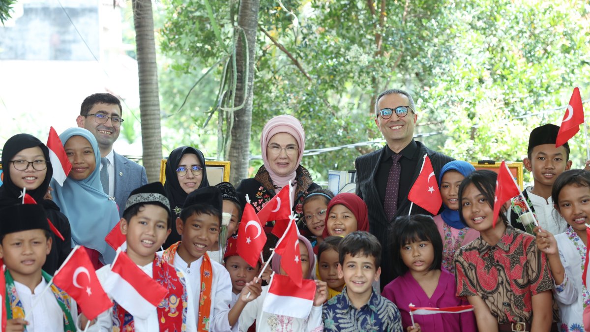 Fırst lady Emine Erdoğan is welcomed by Yunus Emre Institute students holding Turkish flags, Jakarta, Indonesia, Feb. 12, 2025. (AA Photo)