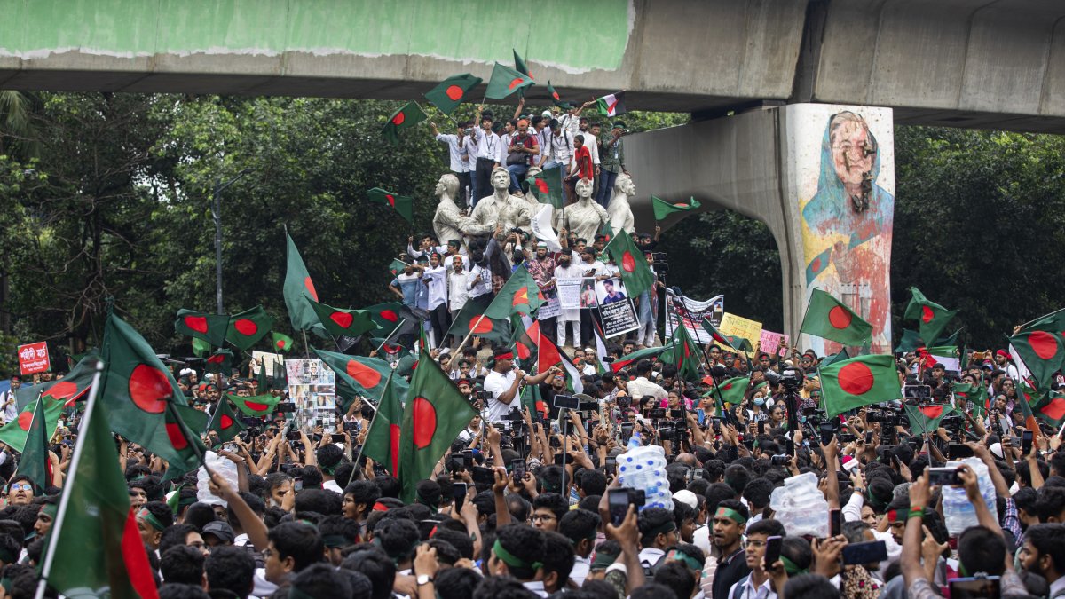 Students and other activists carry Bangladesh&#039;s national flag during a protest march in Dhaka, Bangladesh, Sept. 5, 2024. (AP Photo)