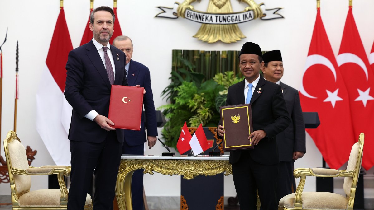 Energy and Natural Resources Minister Alparslan Bayraktar (L) and Indonesia&#039;s Energy and Mineral Resources Minister Bahlil Lahadalia hold the signed memorandums of cooperation in the fields of energy and mining, Bogor, Indonesia, Feb. 12, 2025. (AA Photo)