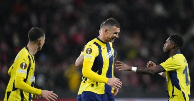 Fenerbahçe Edin Dzeko (C) is congratulated by teammates after scoring during the Europa League opening phase match against Slavia Prague, Prague, Czechia, Nov. 28, 2024. (AP Photo)