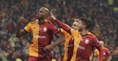 Galatasaray&#039;s Victor Osimhen (L) celebrates with teammates scoring his side&#039;s third goal during the Europa League opening phase match against Dynamo Kyiv at Ali Sami Yen stadium, Istanbul, Türkiye, Jan. 21, 2025. (AP Photo)