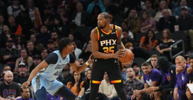 Memphis Grizzlies&#039; GG Jackson (L) guards Phoenix Suns&#039; Kevin Durant during the second half at Footprint Center, Phoenix, Arizona, U.S., Feb. 11, 2025. (Reuters Photo)