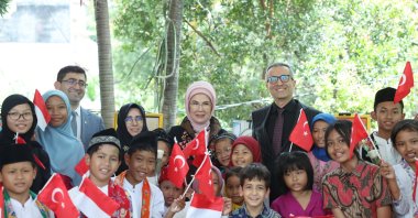 Fırst lady Emine Erdoğan is welcomed by Yunus Emre Institute students holding Turkish flags, Jakarta, Indonesia, Feb. 12, 2025. (AA Photo)