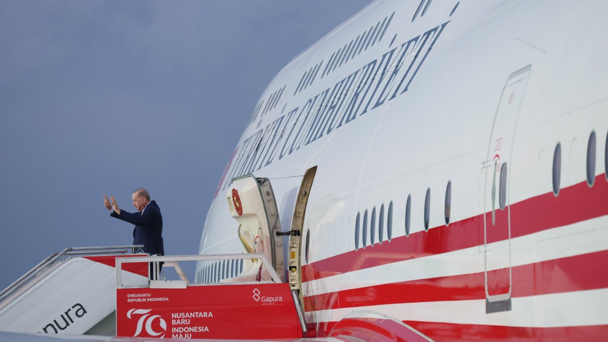 President Recep Tayyip Erdoğan leaves Indonesia for Islamabad on the private plane “TC-TRK,” Halim Perdanakusuma Airport, Jakarta, Indonesia, Feb. 12, 2025  (AA Photo)

Cumhurbaşkanı Recep Tayyip Erdoğan, özel uçak &quot;TC-TRK&quot; ile Pakistan&#039;ın başkenti İslamabad&#039;a gitmek üzere Endonezya&#039;dan ayrıldı. Cumhurbaşkanı Erdoğan&#039;ı, Halim Perdanakusuma Askeri Havalimanı&#039;nda, Endonezya Cumhurbaşkanı Prabowo Subianto uğurladı. ( TCCB/ Mustafa Kamacı - Anadolu Ajansı )
