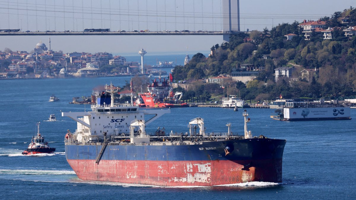The crude oil tanker SCF Surgut transits the Bosporus, Istanbul, Türkiye, April 4, 2024. (Reuters Photo)