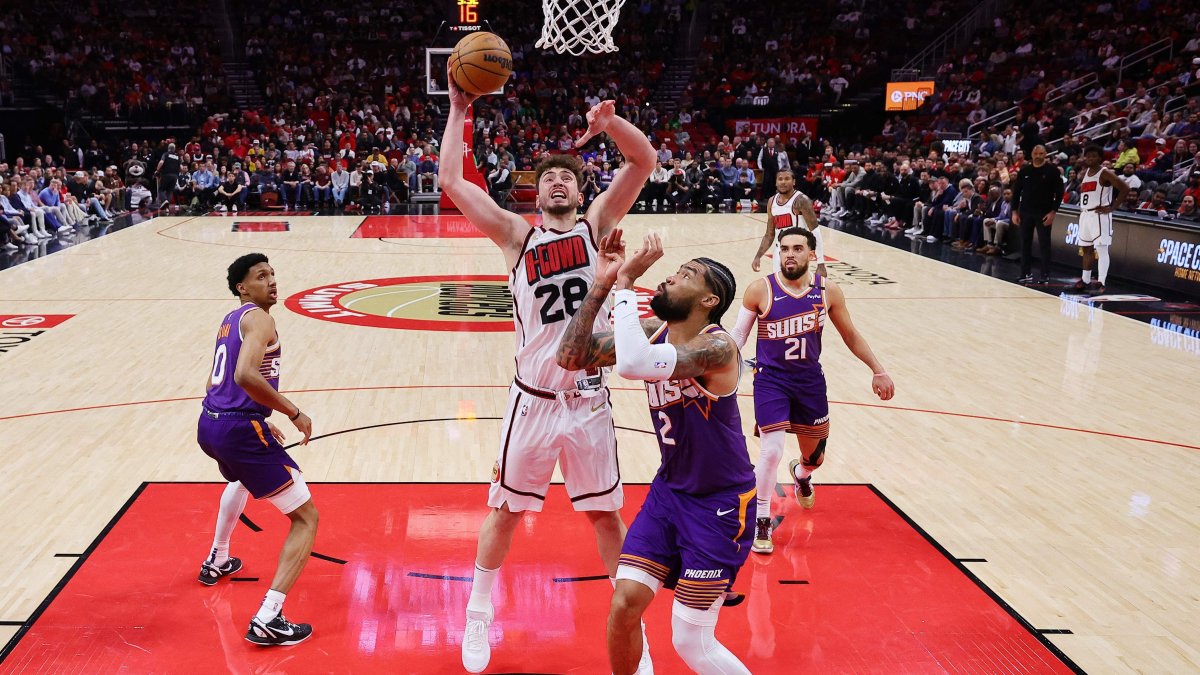 Houston Rockets&#039; (C) Alperen Sengun dunks the ball against Phoenix Suns&#039; Nick Richards during the first half at Toyota Center, Houston, Texas, U.S., Feb. 12, 2025. (AFP Photo)