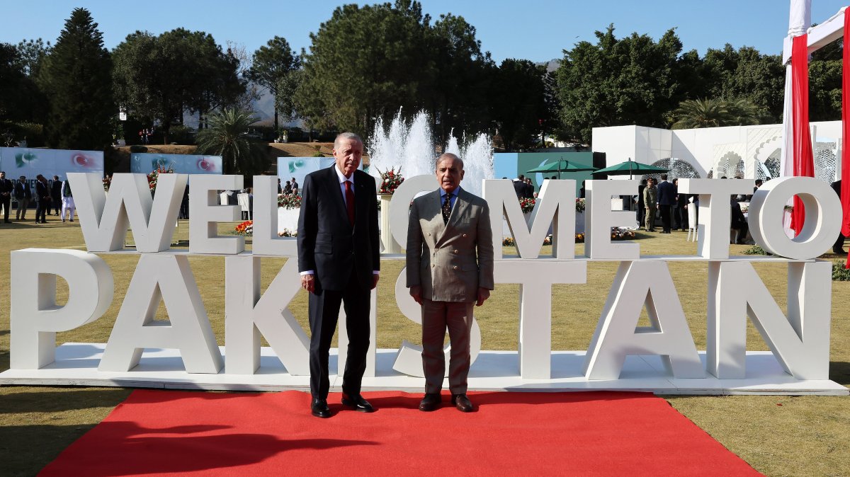 President Recep Tayyip Erdoğan and Pakistani Prime Minister Shahbaz Sharif attend a formal dinner hosted by Pakistani President Asif Ali Zardari, Islamabad, Pakistan, Feb. 13, 2025. (AA Photo)