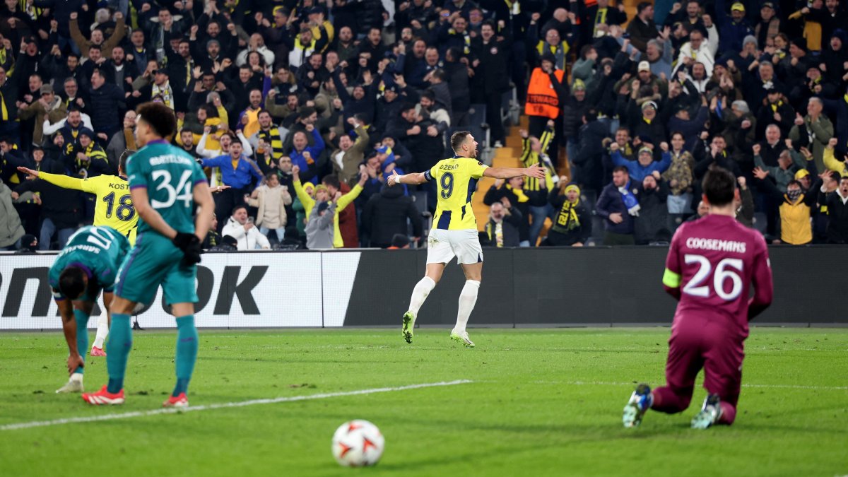 Fenerbahce&#039;s Edin Dzeko celebrates scoring their second goal during the first leg of the Europa League knockout playoff against Anderlecht at Şükrü Saraçoğlu Stadium in Istanbul, Türkiye, Feb. 13, 2025. (Reuters Photo)