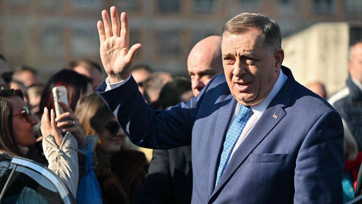 Bosnian Serb leader Milorad Dodik (R) waves at a group of supporters, as he arrives at the courthouse of Bosnia-Herzegovina, in Sarajevo, Bosnia-Herzegovina, Feb. 5, 2025. (AFP Photo)