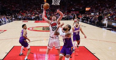 Houston Rockets&#039; (C) Alperen Sengun dunks the ball against Phoenix Suns&#039; Nick Richards during the first half at Toyota Center, Houston, Texas, U.S., Feb. 12, 2025. (AFP Photo)