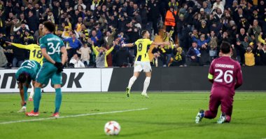 Fenerbahce's Edin Dzeko celebrates scoring their second goal during the first leg of the Europa League knockout playoff against Anderlecht at Şükrü Saraçoğlu Stadium in Istanbul, Türkiye, Feb. 13, 2025. (Reuters Photo)
