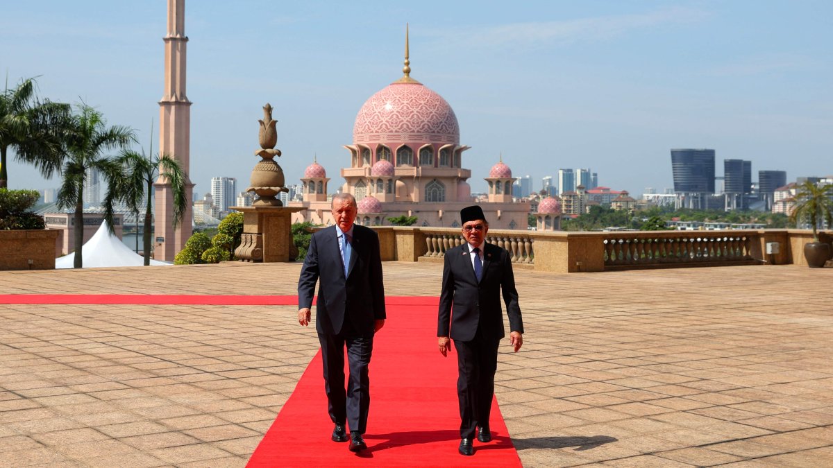 President Recep Tayyip Erdoğan and Malaysia&#039;s Prime Minister Anwar Ibrahim (R) walk after a welcome ceremony in Putrajaya, Malaysia, Feb. 11, 2025. (AFP Photo)
