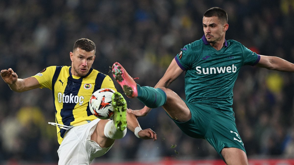 Fenerbahce&#039;s Edin Dzeko (L) fights for the ball against Anderlecht&#039;s Leander Dendoncker during the UEFA Europa League knockout phase playoff first leg match at the Şükrü Saraçoglu Stadium, Istanbul, Türkiye, Feb. 13, 2025. (AFP Photo)