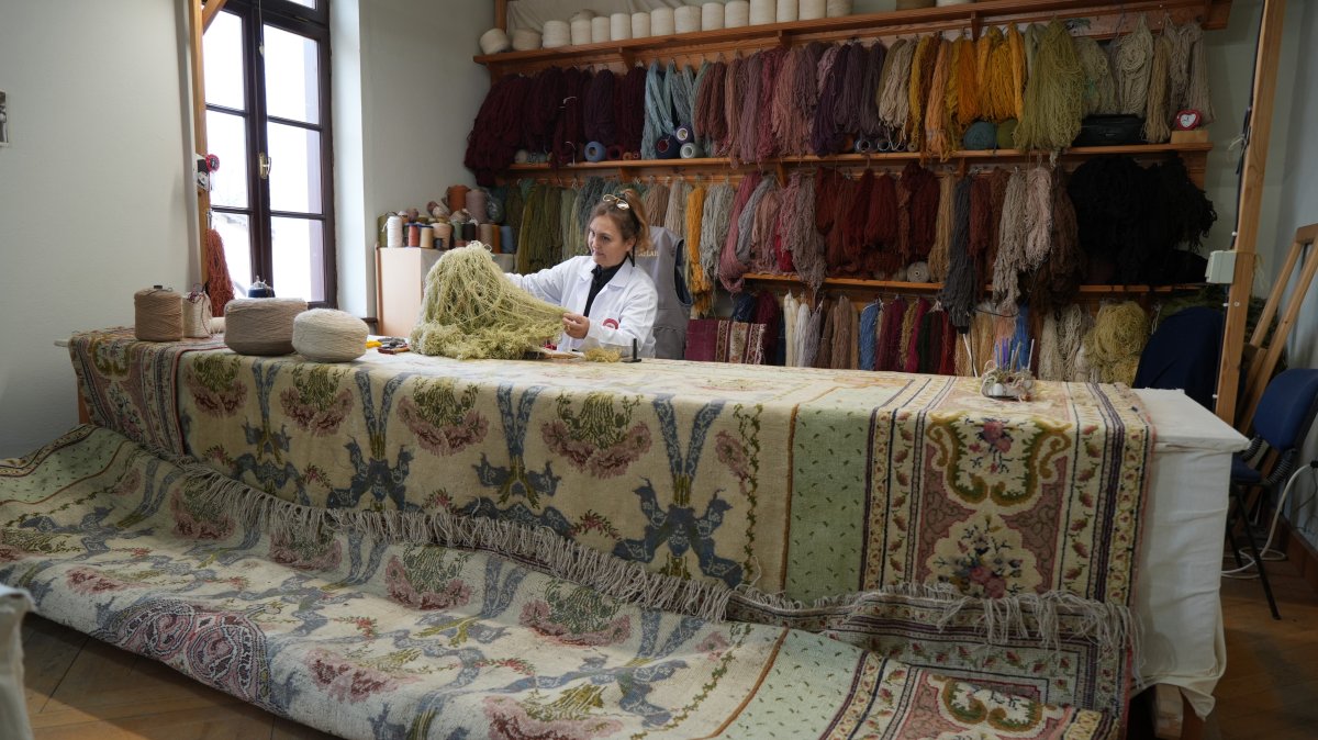 A carpet repair expert works on a Beylerbeyi Palace carpet, Yıldız Palace, Istanbul, Türkiye, Feb. 14, 2025. (AA Photo)