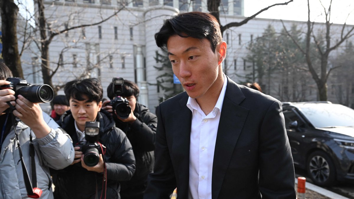 South Korean footballer Hwang Ui-jo leaves after receiving a sentence over his sex-video scandal at the Seoul Central District Court, Seoul, South Korea, Feb. 14, 2025. (AFP Photo)
