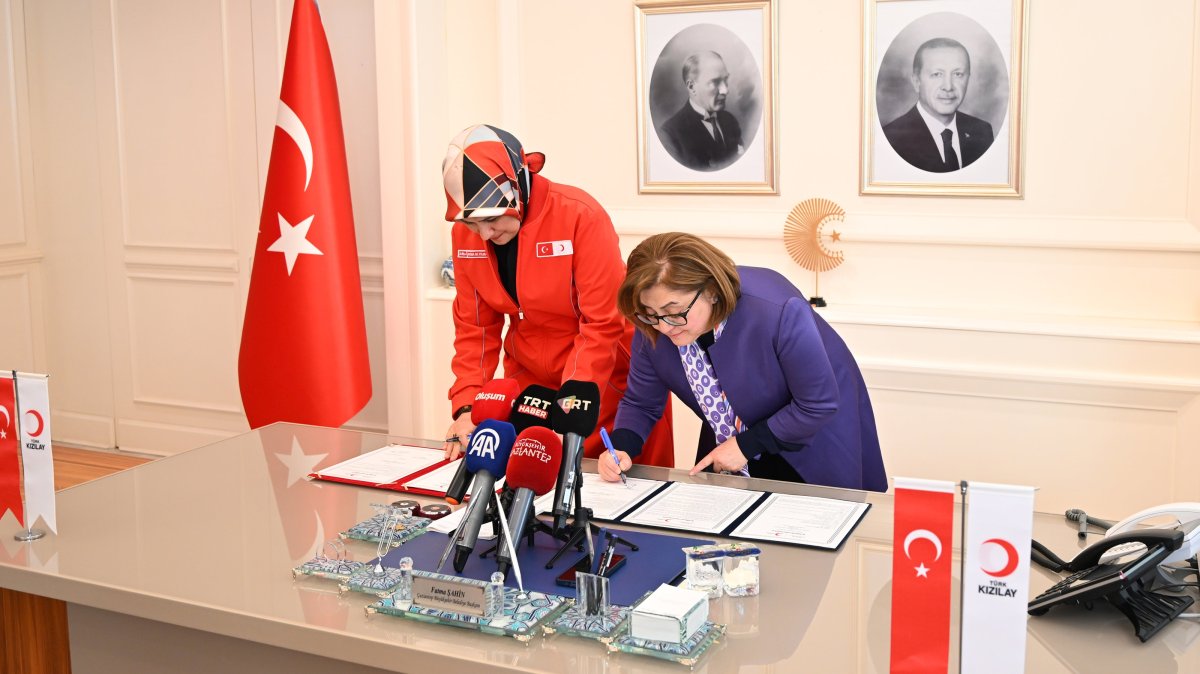 Turkish Red Crescent President Fatma Meriç Yılmaz (L) and Gaziantep Mayor Fatma Şahin sign the protocol, enabling collaboration in assuring assistance for Syrians, Gaziantep, Istanbul, Feb. 14, 2025. (AA Photo)