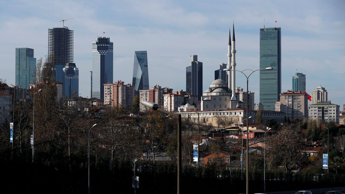 Business and financial district of Levent, which comprises of leading Turkish banks and companies' headquarters, is seen behind a residential neighborhood in Istanbul, Türkiye, Nov. 30, 2017. (Reuters Photo)