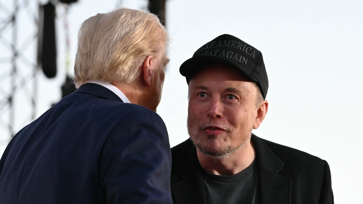Tesla CEO Elon Musk (R) joins Donald Trump during a campaign rally at the site of his first assassination attempt in Butler, Pennsylvania, Oct. 5, 2024. (AFP File Photo)