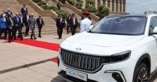 President Recep Tayyip Erdoğan and Malaysian Prime Minister Anwar Ibrahim walk toward a Togg T10X, Putrajaya, Malaysia, Feb. 11, 2025. (AA Photo)