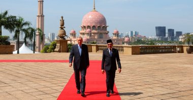 President Recep Tayyip Erdoğan and Malaysia's Prime Minister Anwar Ibrahim (R) walk after a welcome ceremony in Putrajaya, Malaysia, Feb. 11, 2025. (AFP Photo)
