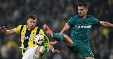 Fenerbahce&#039;s Edin Dzeko (L) fights for the ball against Anderlecht&#039;s Leander Dendoncker during the UEFA Europa League knockout phase playoff first leg match at the Şükrü Saraçoglu Stadium, Istanbul, Türkiye, Feb. 13, 2025. (AFP Photo)